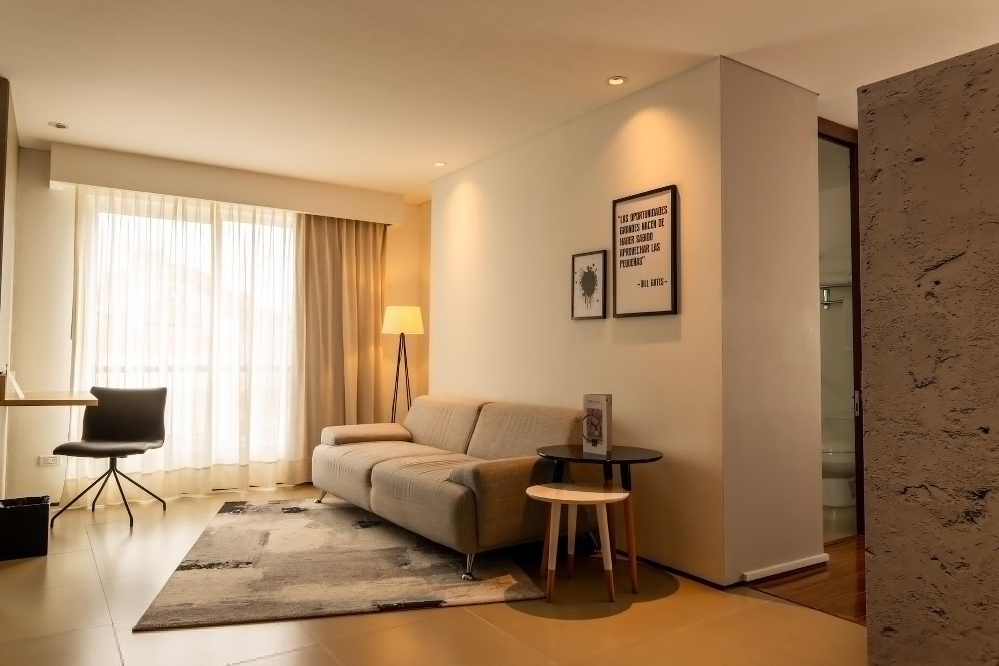 Quo Quality Hotel Manizales Eksteriør bilde A living room with a sofa