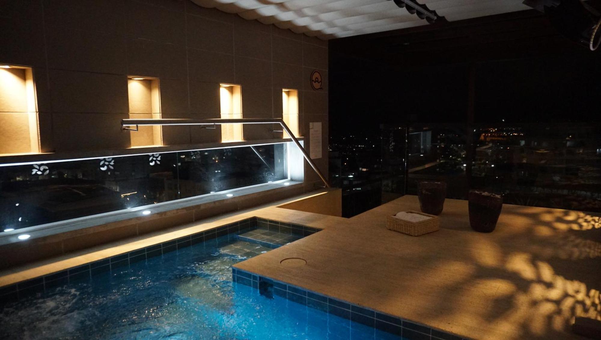 Quo Quality Hotel Manizales Eksteriør bilde The rooftop pool at the hotel