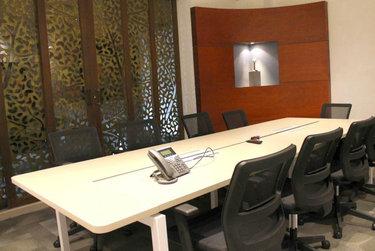 Quo Quality Hotel Manizales Eksteriør bilde A conference room equipped with a videoconferencing system
