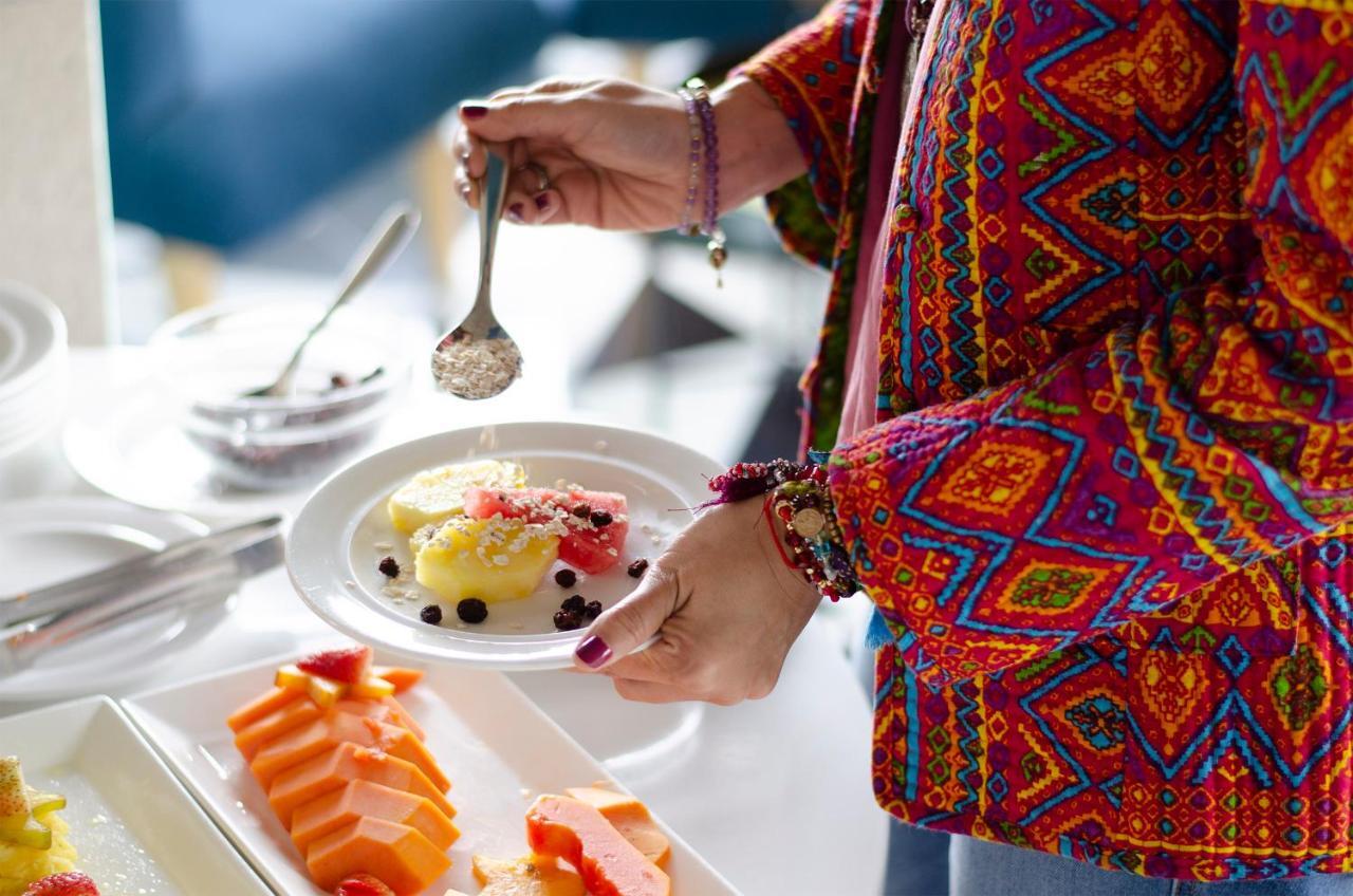 Quo Quality Hotel Manizales Eksteriør bilde A woman using a spoon
